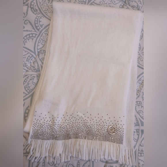 Calvin Klein Ladies White Hat/Scarf Gift Set, Fringe, Sequins, Metal CK Rings - Picture 12 of 13